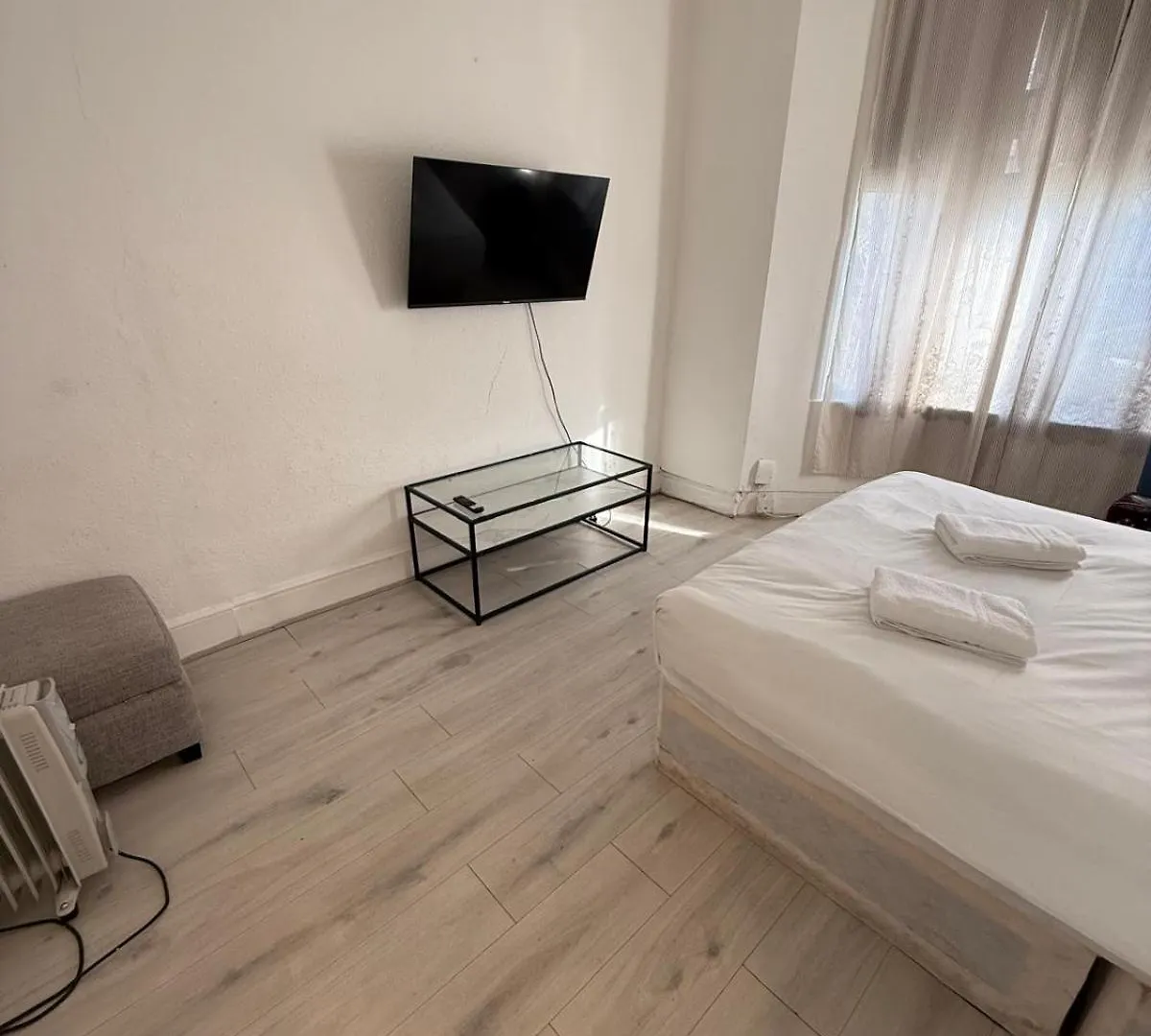 3 Bedroom Flat Millais Rd London United Kingdom