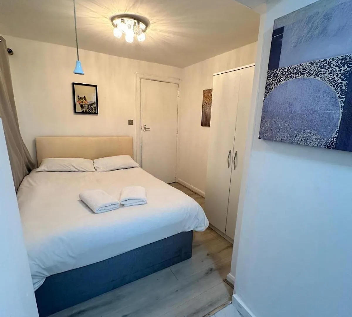 Apartment 3 Bedroom Flat Millais Rd London