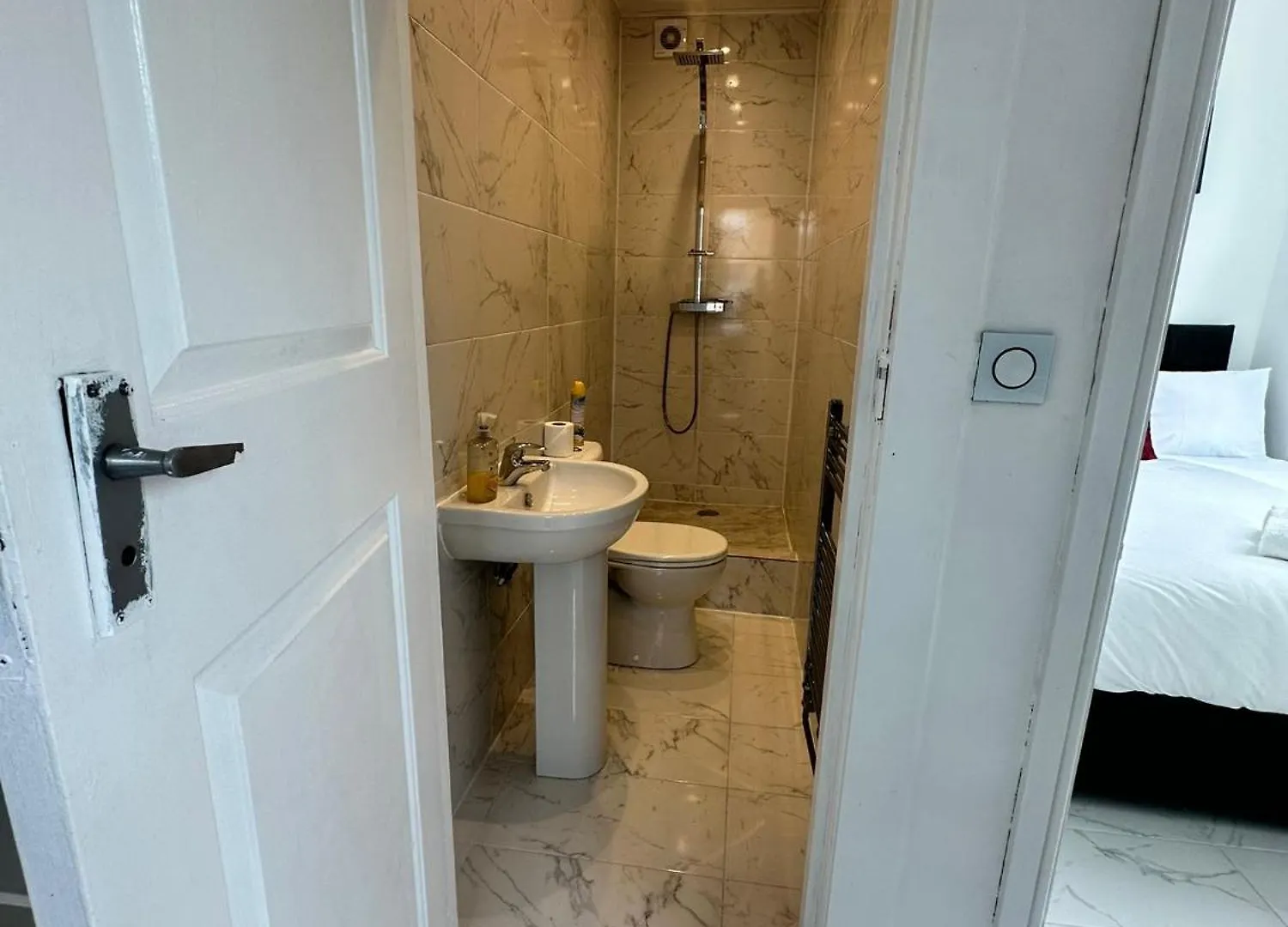 Apartment 3 Bedroom Flat Millais Rd London United Kingdom